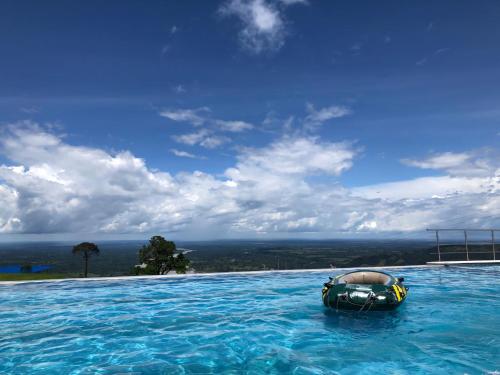 basen z łodzią w wodzie w obiekcie Guayupes Hotel de Aventura w mieście Guamal