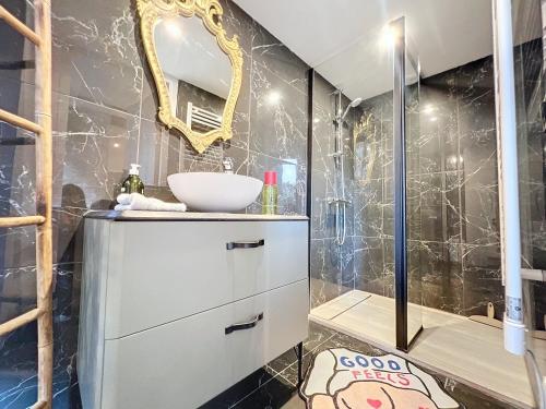 La salle de bains est pourvue d'un lavabo et d'une douche. dans l'établissement Basement/Entresol face à la mer 180°, à Lion-sur-Mer