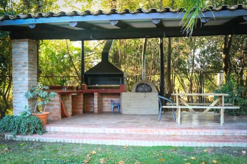 a patio with a grill and a picnic table at EL REFUGIO DE NAELA in Coltauco