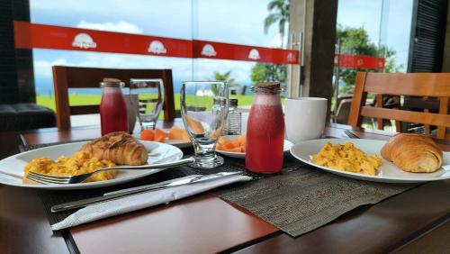 stół z talerzami jedzenia i napojów w obiekcie Guayupes Hotel de Aventura w mieście Guamal