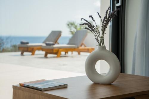 a white vase sitting on top of a table at Avlaki villa in Áno Volímai