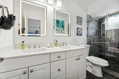 een witte badkamer met een wastafel en een toilet bij Private pool paradise in FL! in Hollywood