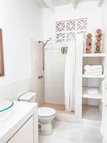 un bagno bianco con wc e doccia di Panoramic Ocean Views a Gros Islet