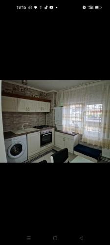 a small kitchen with a stove and a microwave at Apartament Manu 2 dormitoare in Târgu Neamț