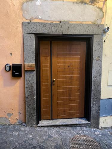 Rocca Priora的住宿－èlite family，建筑物边的棕色门
