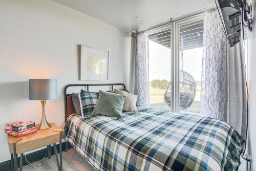 Giường trong phòng chung tại One-of-a-Kind Container Home on Mount Vernon Farm!