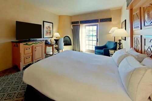 Postel nebo postele na pokoji v ubytování Hilton Santa Fe Buffalo Thunder