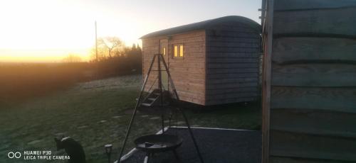 una casa pequeña con una escalera al lado de un edificio en Cwt y Mynydd, en Chester