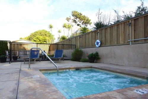 uma pequena piscina num quintal ao lado de uma cerca em Monterey Peninsula Inn em Pacific Grove