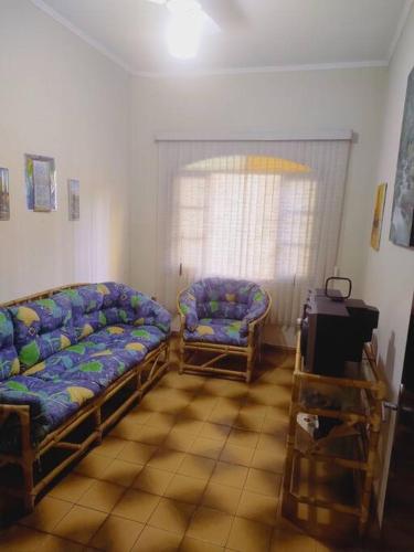 Ruang duduk di Casa a meia quadra da Praia do Caiçara PG