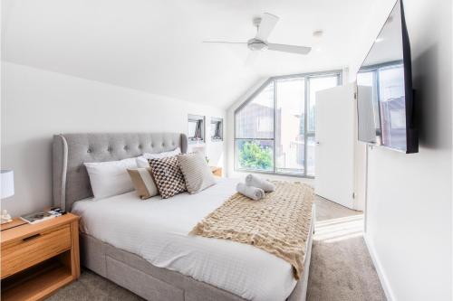 - une chambre avec un grand lit et une fenêtre dans l'établissement Sunlit Serenity in the Heart of Collingwood, à Melbourne