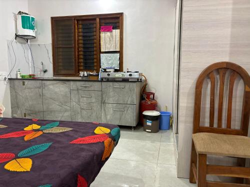 Habitación con cocina con mesa y silla. en Comfortable Room for Families & Couples! en Chamundi Extension