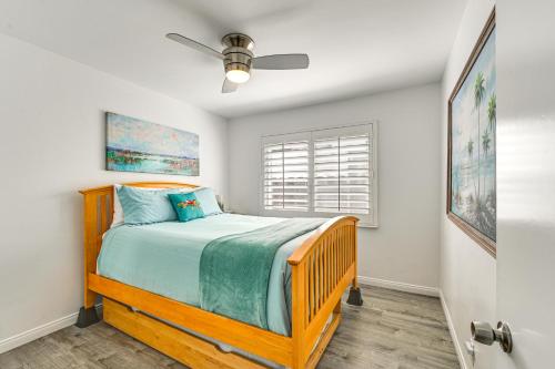 1 dormitorio con 1 cama y ventilador de techo en San Diego Home with Deck Walk to Mission Beach!, en San Diego