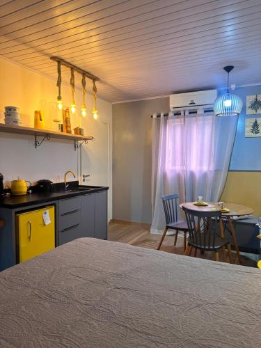 La vita hospedaria (quarto amarelo) في نوفا فينيزا: مطبخ مع طاولة وغرفة طعام