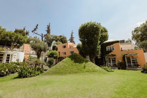 a mound of grass in a yard with houses at La Posada del Puente in Arequipa