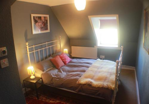 Tempat tidur dalam kamar di Comfortable detached 4 bedroomed holiday home