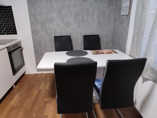 a table and chairs in a room with a kitchen at Ferienwohnung Rhein-Main II in Flörsheim