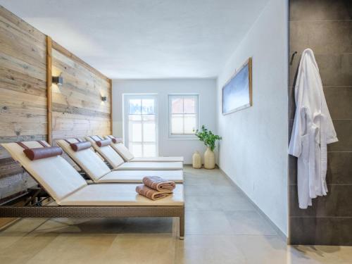 A television and/or entertainment centre at Tauernsuites Sonnblick Top 4