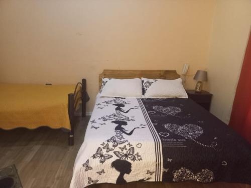 a bedroom with a bed with a black and white blanket at Ovalle Hotel Arauco in Ovalle