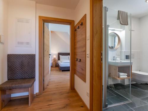 een badkamer met een toilet, een wastafel en een spiegel bij Lärchenhof Top 303 in Mauterndorf