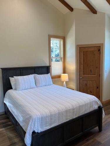 um quarto com uma cama, uma janela e uma porta em HideAway Chalet em Bend