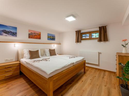 a bedroom with a large bed in a room at Bienenheim in Lehen