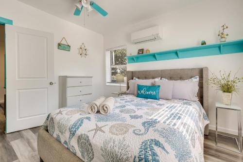 una camera con letto e testiera blu di Hollywood Beach Bungalow Near Golf Pets Welcome! a Hollywood