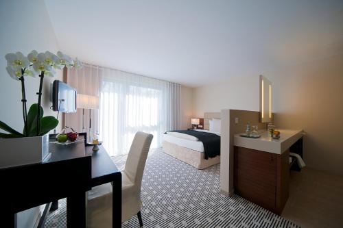 a hotel room with a bed and a desk at SeeHotel & Restaurant die Ente in Schwetzingen