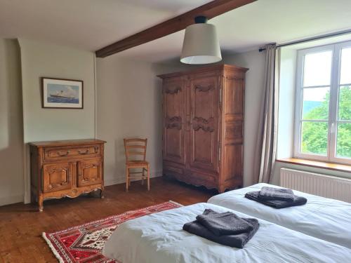 una camera con due letti, un comò e una finestra di Gite du Bois a Guignicourt-sur-Vence