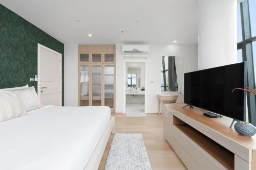 Televisyen dan/atau pusat hiburan di Naka-Raj Escape Hotel