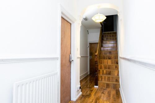 - un couloir avec un escalier dans l'établissement Cambridge House Hotel, à Cambridge