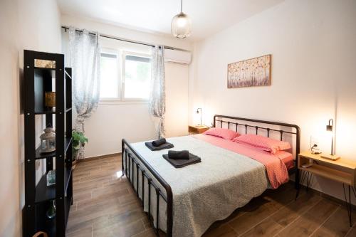 Ένα ή περισσότερα κρεβάτια σε δωμάτιο στο Kristi Central Home Ioannina II