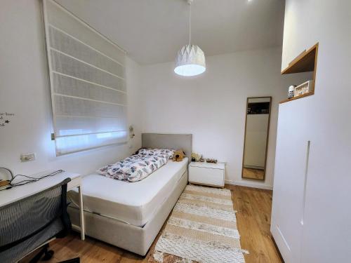 a bedroom with a bed and a sink and a mirror at דירת 6חדרים אם המושבות in Petaẖ Tiqwa
