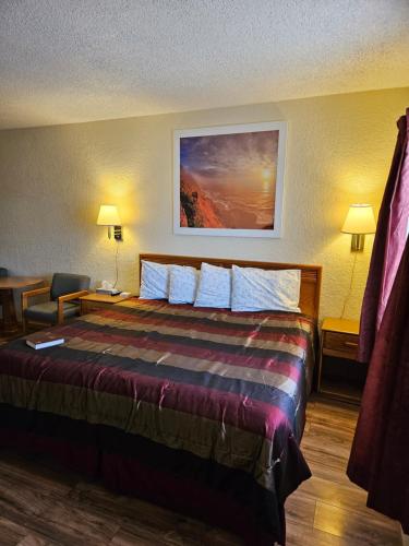 a hotel room with a bed in a room at Travel Inn in Canon City