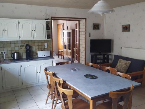 une cuisine et une salle à manger avec une table et des chaises dans l'établissement Spacieux gîte familial avec jardin et salle de jeux, proche de Center Parcs et des Vosges - FR-1-584-45, à Repaix