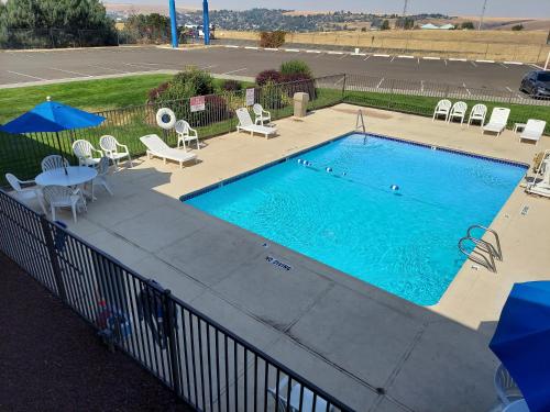 Vista de la piscina de Motel6 o d'una piscina que hi ha a prop