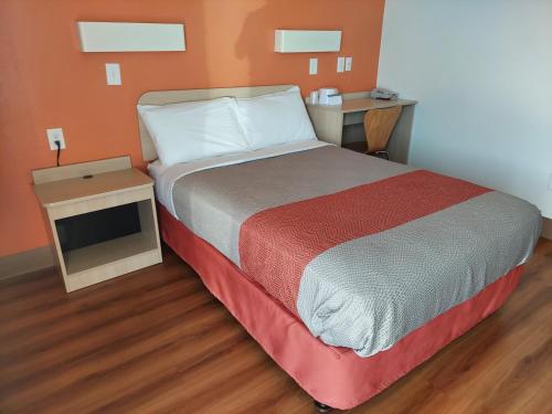 מיטה או מיטות בחדר ב-Motel6
