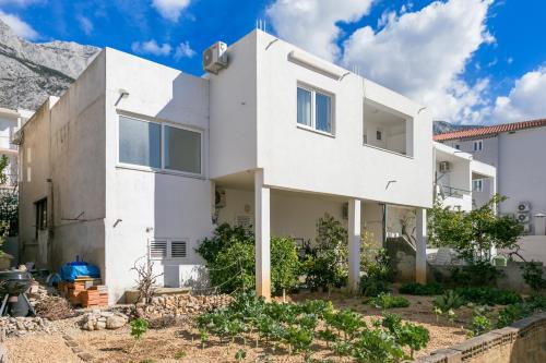 Apartments with parking space Tucepi, Makarska - 22936