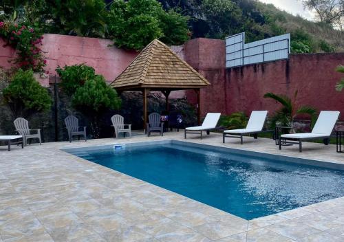 Bazén v ubytování Villa Outuorau nebo v jeho okolí