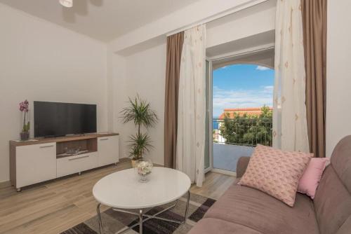 Apartments with parking space Makarska - 23020