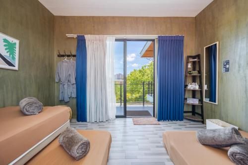 um quarto com 2 camas e uma porta de vidro deslizante em ISLA VILLA 2 Luxury Pool Villa near beach with karaoke video games barbecue em Maribago