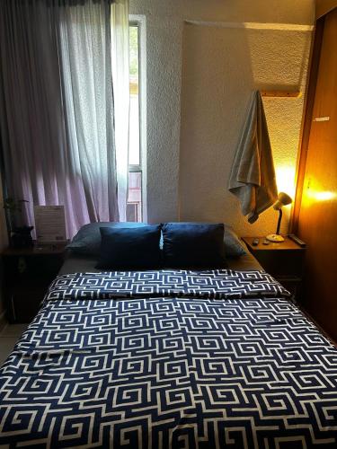 1 Schlafzimmer mit 2 Betten und einem Fenster in der Unterkunft Habitación Cuitláhuac en Apartamento Compartido in Mexiko-Stadt