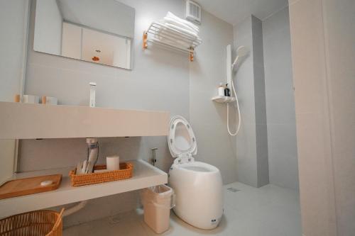biała łazienka z toaletą i umywalką w obiekcie Leye Inn w mieście Yangshuo