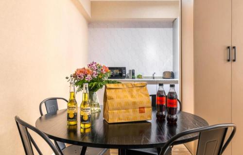 El Muṣrāra的住宿－jerusalemvip，一张桌子,上面放着葡萄酒和鲜花