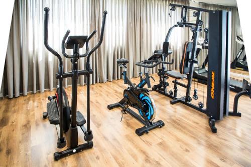 a row of exercise bikes in a gym at Studio Beira Mar - Sem Taxas in Recife