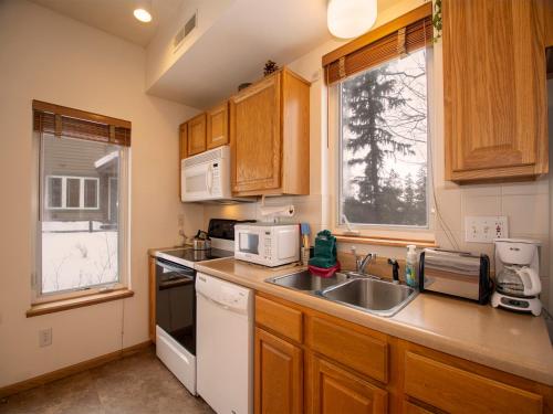 Dapur atau dapur kecil di Winterstar Building G #3 by Stay Winter Park