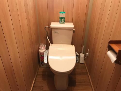 座间味村Marine Lodge Umigoya - Vacation STAY 23057v的浴室设有木制墙壁上的白色卫生间