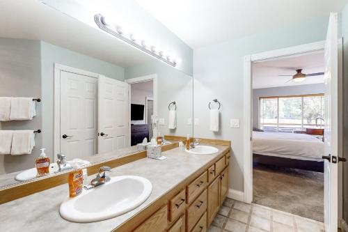 a bathroom with two sinks and a large mirror at Eagle Crest home located on the Challenge Course in Redmond