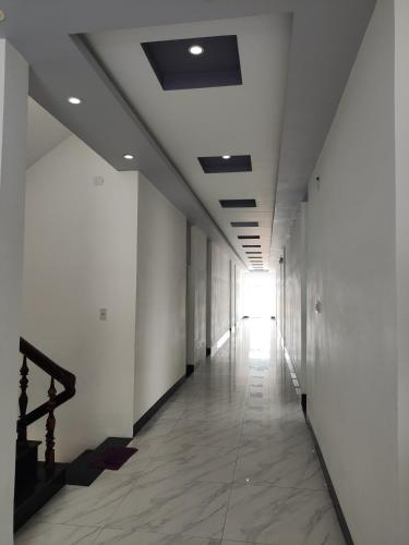 an empty hallway with white walls and a hallwayngthngthngthngthngthngthngth at Nhà Nghỉ Hưng Mai in An Bình Thạnh (2)