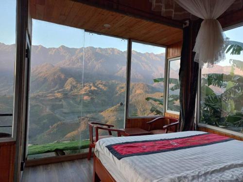 een slaapkamer met een bed en uitzicht op de bergen bij VALLEY VIEW COFFEE & STAY in Sa Pa